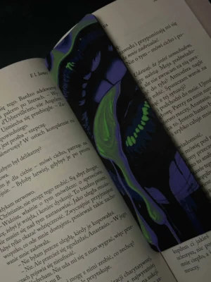 Kolorowa zakładka 3D z motywem ust w stylu neonowym, leżąca na otwartej książce