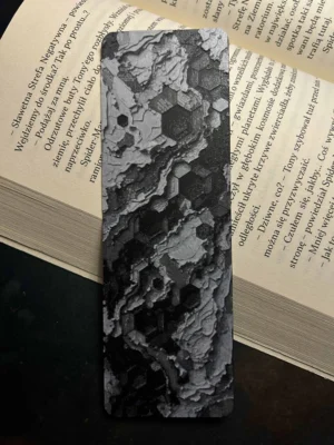 Zakładka 3D z wypukłą strukturą „hex” na tle otwartej książki