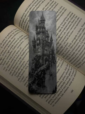 Zakładka 3D z gotycką twierdzą leżąca na otwartej książce