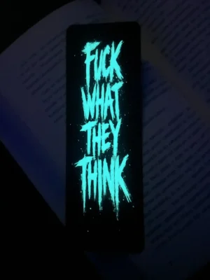 Zakładka 3D świecąca w ciemności z niebieskim napisem graffiti „Fuck what they think”