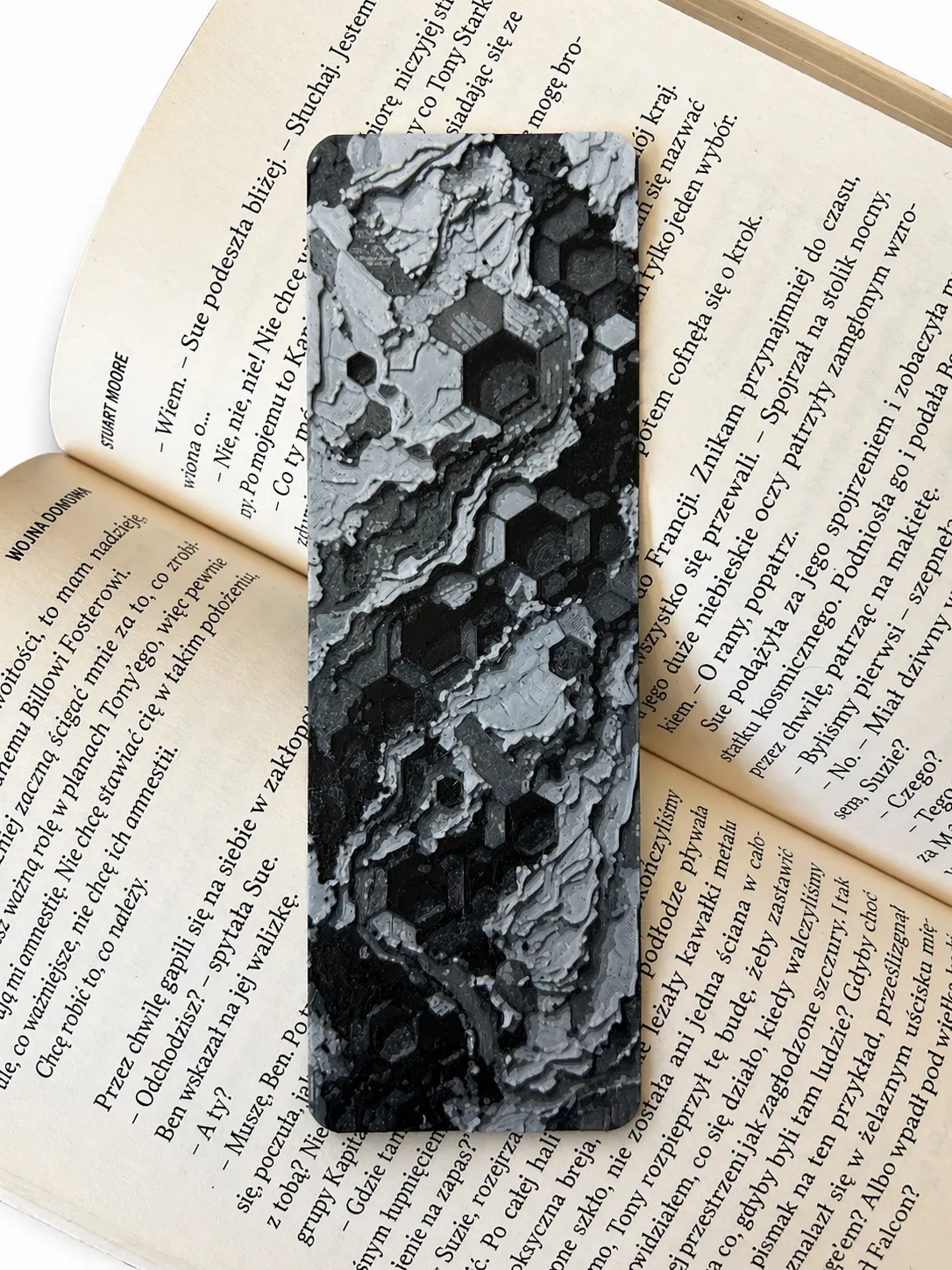 zakładka do książki 3D struktura abstrakcyjny wzór hexagonów w odcieniach szarości włożona w książkę